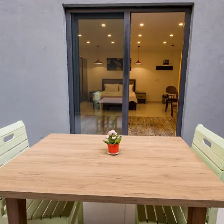 Tanrise House 아파트호텔 4*